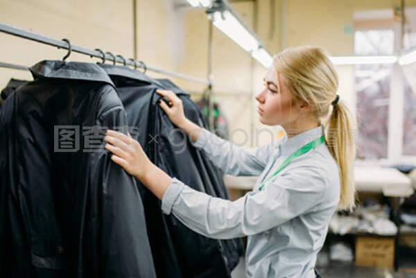 服装设计师测量长袖外套